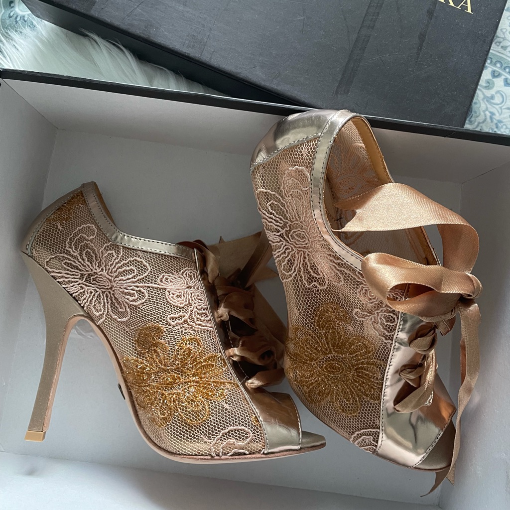 Nwt Badgley Mischka Olaf Bootie - 6.5 Gold